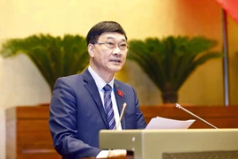 Le chef de la Commission de l’économie de l’Assemblée nationale, Vu Hong Thanh, présente un rapport sur le projet de la ligne ferroviaire à grande vitesse Nord-Sud. Photo: VNA