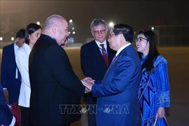 Le Premier ministre Pham Minh Chinh et son épouse (droite) avant leur départ pour le Sommet du G20 au Brésil et une visite officielle en République dominicaine. Photo: VNA