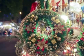 Moins de deux semaines avant Noël, les marchés et autres boutiques proposent de belles décorations. Photo: VNA