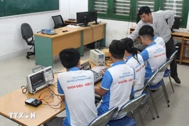 En una clase de práctica sobre diseño de circuitos semiconductores de estudiantes de la Facultad de Ingeniería Eléctrica y Electrónica de la Universidad de Da Nang. (Foto: VNA)