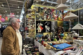 Cultura y productos artesanales de Vietnam atraen a visitantes en Feria de París 