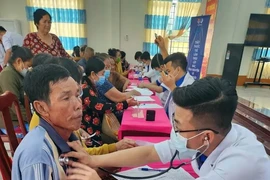Los médicos realizan consulta médica a los pobladores de la provincia de Kien Giang (Fuente: VNA)