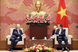 En el encuentro entre el vicepresidente permanente de la Asamblea Nacional de Vietnam, Tran Thanh Man y el congresista André Flahaut (Fuente: VNA)