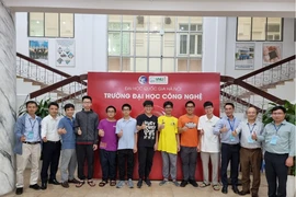 Los estudiantes y profesores vietnamitas. (Fuente: Ministerio de Educación y Formación)