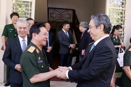 El subsecretario del Comité del Partido Comunista de Vietnam en Ciudad Ho Chi Minh, Nguyen Phuoc Loc (derecha), recibe al mayor general Phalom Linthong, presidente de la Asociación de Veteranos de Vientiane (Fuente: VNA) 