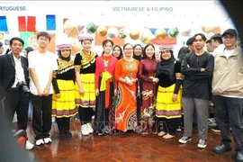 La profesora vietnamita en la Facultad de Lenguas y Lingüística de Universiti Malaya, Nguyen Thuy Thien Huong (cuarta desde la derecha) y sus alumnos. (Foto: VNA)