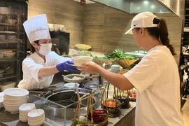 Comensales de Hong Kong disfrutan de la gastronomía vietnamita (Fuente: VNA)