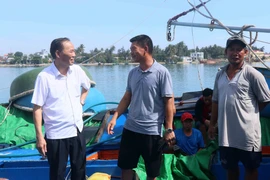 El viceministro de Agricultura y Desarrollo Rural de Vietnam, Phung Duc Tien (izquierda) y los pescadores (Fuente: VNA)