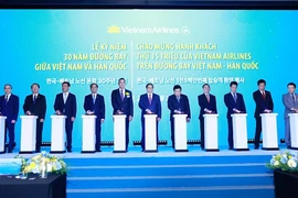 El primer ministro Pham Minh Chinh y los delegados en la ceremonia para celebrar el aniversario 30 de la apertura de vuelos directos de Vietnam Airlines a Corea del Sur (Fuente: VNA) 