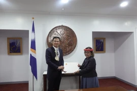 El embajador vietnamita en las Islas Marshall, Pham Quang Hieu presenta las cartas credenciales a la presidenta Hilda Heine (Fuente: VNA)