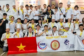Los chefs vietnamitas en el concurso. (Fotografía: Nhan Dan) 