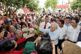 El secretario general Nguyen Phu Trong y el pueblo de la aldea de Thuong Dien, comuna de Vinh Quang, distrito de Vinh Bao, durante el Festival Nacional de Solidaridad en la ciudad de Hai Phong, el 15 de noviembre de 2017. (Fuente: VNA)