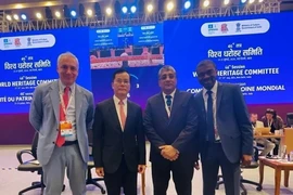 Ha Kim Ngoc, presidente de la Comisión Nacional de Vietnam para la UNESCO, y algunos líderes de la UNESCO en la 46ª sesión del CPM de la UNESCO en Nueva Delhi, organizada en la India. (Fuente: VNA)