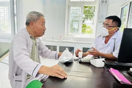 Personal médico realiza consulta para pacientes en el centro de salud de la comuna de Cam Chinh, distrito de Cam Lo, provincia de Quang Tr. (Foto: Vietnam+)