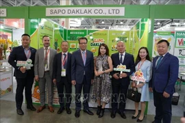 El embajador de Vietnam en Rusia, Dang Minh Khoi (cuarta persona desde la izquierda), con representantes de empresas vietnamitas en la Worldfood Moscow 2024. (Foto: VNA)