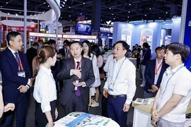 Hoang Minh Chien, subdirector de la Agencia de Promoción Comercial de Vietnam, dependiente del Ministerio de Industria y Comercio, y líderes del Departamento de Comercio de la provincia de Zhejiang, China, visitan los stands de las empresas vietnamitas (Fuente: thoibaotaichinhvietnam.vn) 