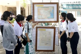 Los estudiantes de la escuela secundaria Ly Thuong Kiet visitan la exposición (Foto: VNA)