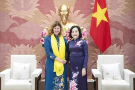 La vicepresidenta de la Asamblea Nacional de Vietnam, Nguyen Thi Thanh (derecha), y la representante de UNICEF en Vietnam, Silvia Danailov. (Foto: quochoi.vn)