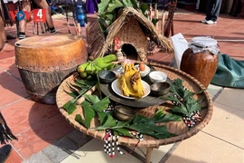 Ofrendas de aguardiente y pollo el día de la ceremonia. 