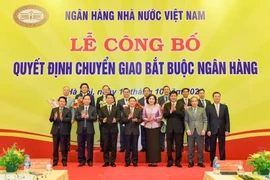 El viceprimer ministro Ho Duc Phoc, los líderes del Banco Estatal de Vietnam y los líderes de los cuatro bancos (Fuente: Vietnam+)