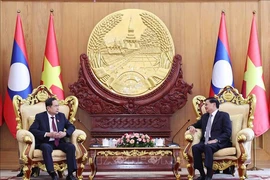 El presidente de la Asamblea Nacional de Vietnam, Tran Thanh Man (izquierda) y el secretario general del Partido Popular Revolucionario de Laos y presidente del país, Thongloun Sisoulith (Fuente: VNA)