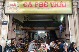 Un siglo de conservación del café tostado en leña en Hanoi 