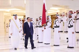 El primer ministro Pham Minh Chinh y su homólogo qatarí Sheikh Mohammed bin Abdulrahman bin Jasim Al-Thani en la ceremonia de bienvenida (Fuente: VNA)