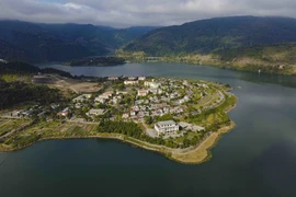 La belleza del río Da en temporada de inundaciones en municipio de Muong Lay