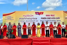 En la inauguración del mercado fronterizo en la Zona Económica del paso internacional de Le Thanh, en el distrito de Duc Co (Fuente: https://baoxaydung.com.vn/) 