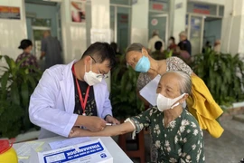 Chequeo de salud para los mayores de edad en Vietnam (Fuente: VNA) 