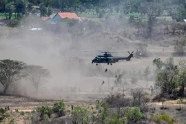 El personal militar indonesio desciende en rápel del helicóptero H-225 M Caracal de la Fuerza Aérea de Indonesia durante el ejercicio militar conjunto Super Garuda Shield 2024, en el que participan Indonesia, Japón, Singapur, Australia, Gran Bretaña y Estados Unidos, en Situbondo, Java Oriental, el 6 de septiembre de 2024. (Foto: AFP)