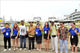 Los turistas indios toman foto antes de explorar la Bahía de Ha Long (Fuente: VNA)