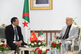 Vietnamese Party official Lai Xuan Mon (L) and Secretary General of Algeria’s National Liberation Front (FLN) Party Abdelkrim Benmbarek (Photo: VNA)