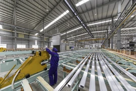 The DOC decided to impose a preliminary anti-subsidy tax rate of 2.85% and 41.84% on aluminium extrusions and products imported from Vietnam. (Photo: tapchicongthuong.vn)