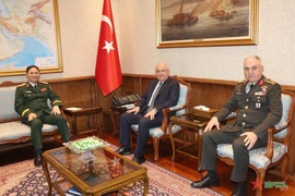 Son (L) in a working session with Minister of National Defence Yasar Guler, with attendance of Chief of the Turkish General Staff General Metin Gurak (Photo: qdnd.vn)