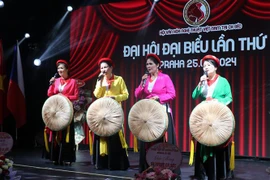 A love duet singing performance at the fourth congress of the Vietnamese Cultural and Art Association in the Czech Republic (Photo VNA)