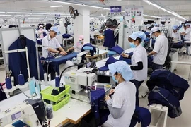 Inside a garment and textile firm in Da Nang city (Photo: VNA)