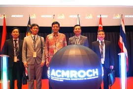 Vietnamese Ambassador to Malaysia Dinh Ngoc Linh (second from right) and Deputy Minister of Construction Bui Xuan Dung (centre) at the event (Photo: VNA)