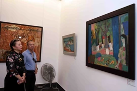 Visitors to the art exhibition (Photo: VNA)