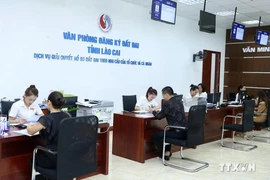 At the one-door administrative unit of the Public Administration Service Center in Lao Cai province (Photo: VNA)