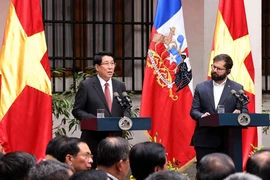 State President Luong Cuong (L) speaks at the meeting with the press in Santiago de Chile. (Photo: VNA)