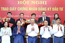 General Secretary of the Communist Party of Vietnam Central Committee To Lam (centre, front row) attends the ceremony on November 14 to hand over investment certificates to 12 major FDI projects in Hai Phong city. (Photo: VNA)