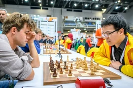 Vietnamese Grandmaster Le Quang Liem (right) competes in a recent world event. (Photo toquoc.vn)