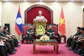 越南国防部长潘文江大将会见老挝副总理兼国防部长占沙蒙·占雅拉。图自越通社