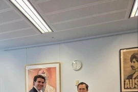 越南驻澳大利亚大使范雄心和澳大利亚外交及贸易部助理部长蒂姆·瓦茨。图自越通社