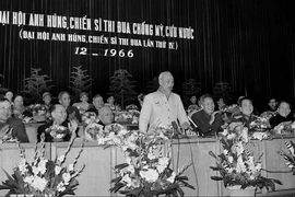 1966年12月，胡志明主席在河内抗美救国英雄战士大会上发表讲话。图自越通社