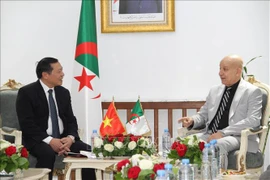 中央宣教部常务副部长赖春门和阿尔及利亚民族解放阵线党总书记阿卜杜勒克里姆·本巴雷克。图自越通社