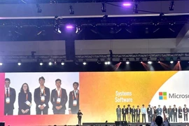 越南学生荣获二等奖。图自baodautu.vn