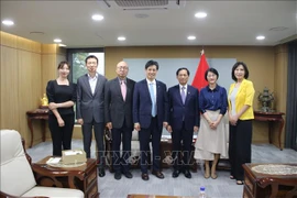 越南外交部部长裴青山会见韩越经济文化交流协会代表合影。图自越通社