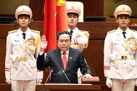 国会主席陈青敏宣誓。图自越通社
